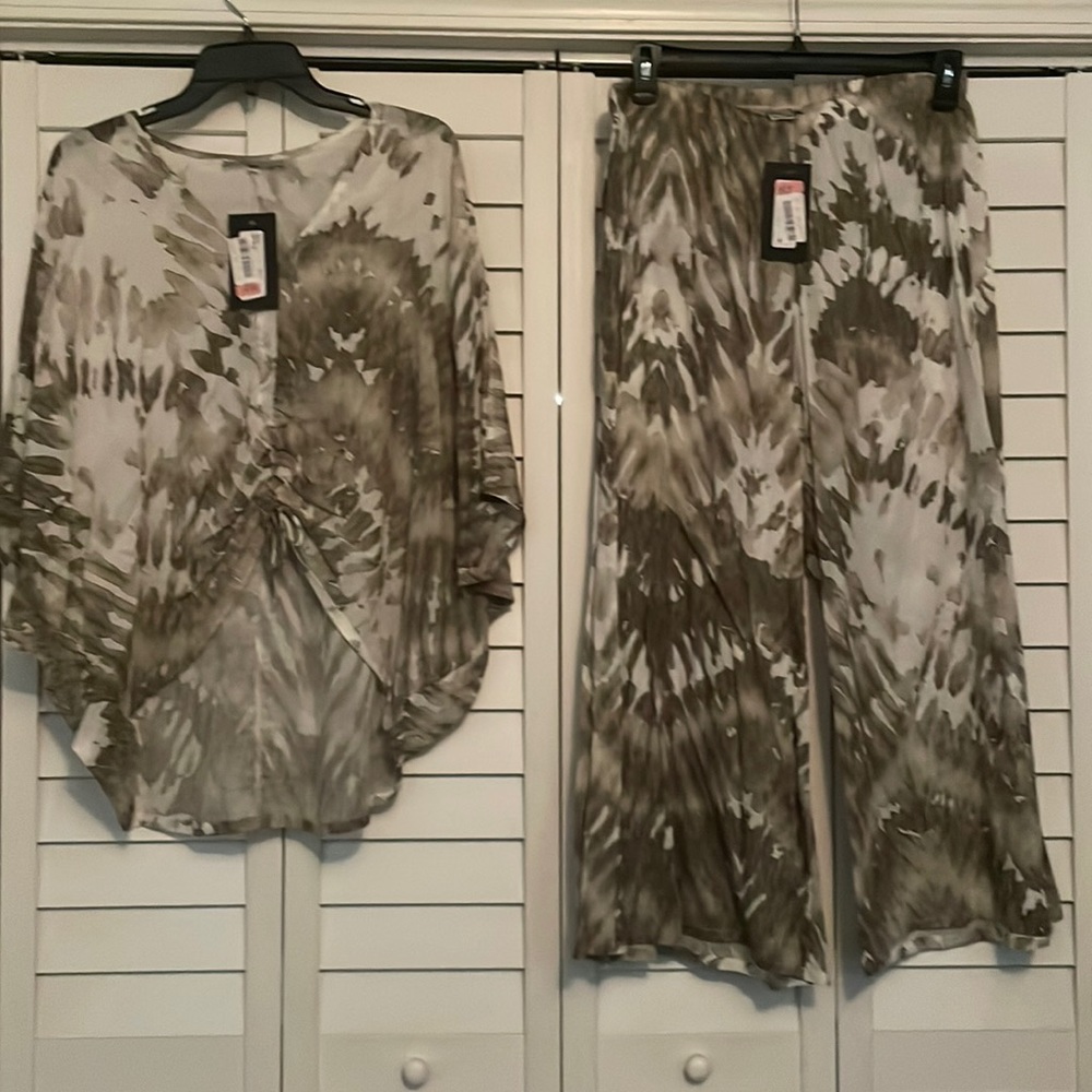 Bryn Walker Tie Dye 2 pc set TOP (XL) , PANTS (LARGE)